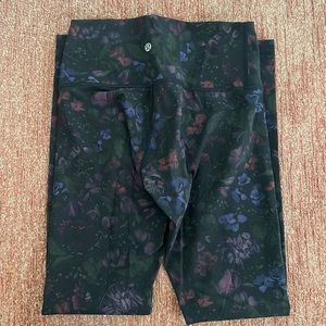 Lululemon Wonder under style leggings, size 6.